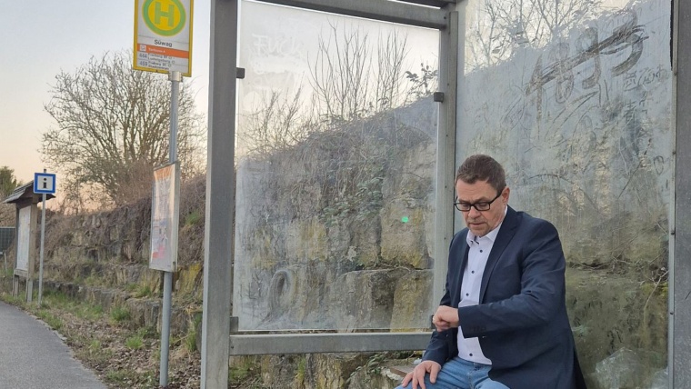 Frank Wohlfahrt wartet auf den Bus