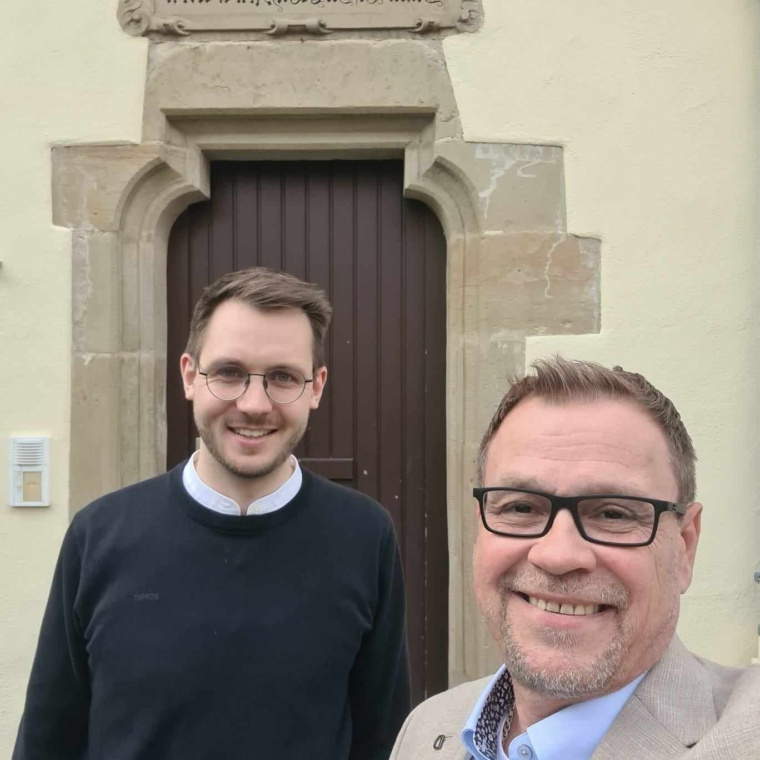 Frank Wohlfahrt mit Pfarrer Höfig